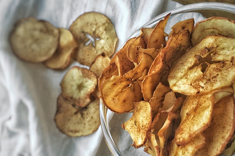 These DIY cinnamon apple chips don't get any simpler, and are a healthy summer or fall snack for kids! | via barley & birch