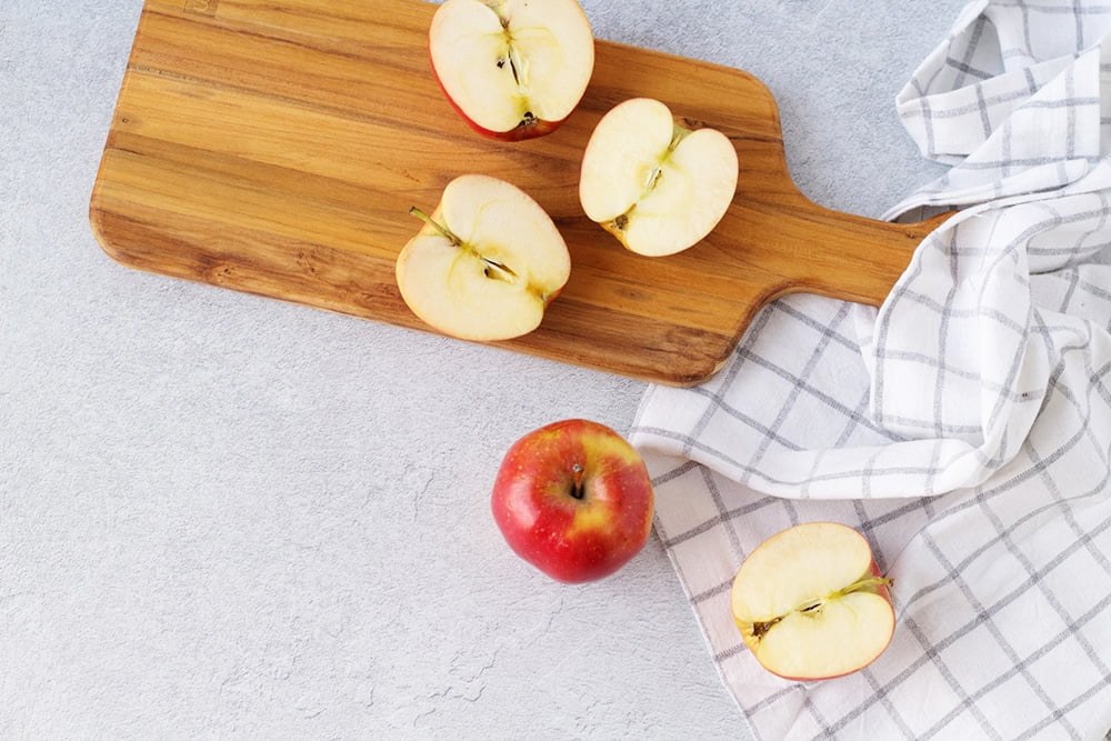 These DIY cinnamon apple chips don't get any simpler, and are a healthy summer or fall snack for kids! | via barley & birch