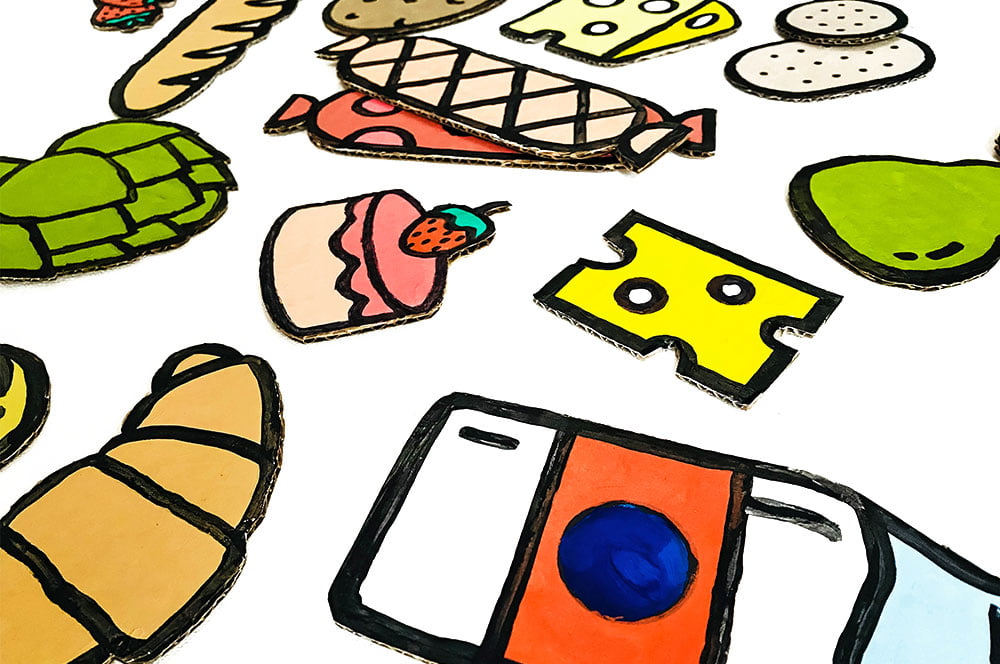 This cardboard set of play market food is an easy DIY, a great way for kids to learn about food, and looks SO adorable . | via barley & birch