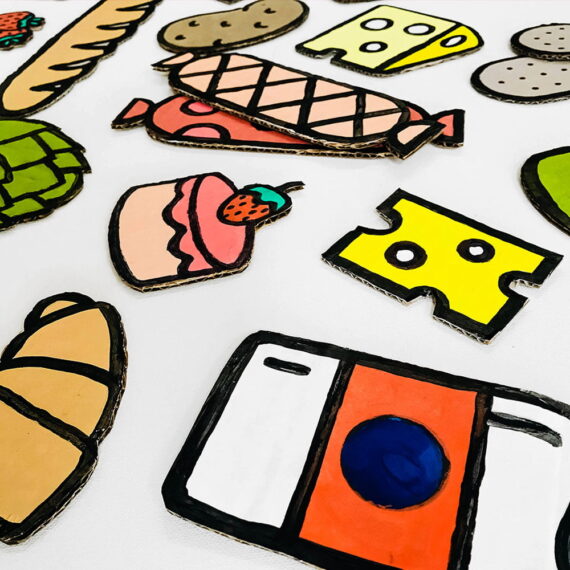 This cardboard set of play market food is an easy DIY, a great way for kids to learn about food, and looks SO adorable