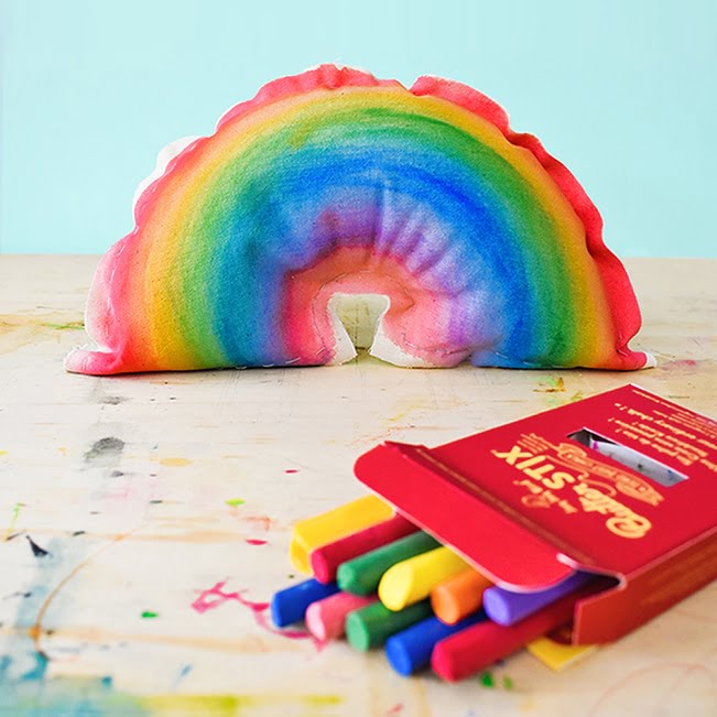 A beautiful and easy mini rainbow pillow kids can make on their own using chalk pastels.