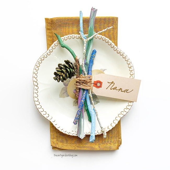 Kids holiday crafts from everyday supplies - festive nature bundles | via barley & birch